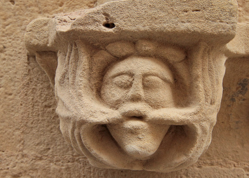 Detall de la mènsula  de la porta sud  de Santa Maria d'Agramunt.