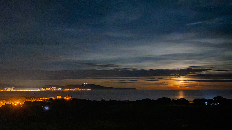 La badia de Roses i la Lluna
