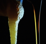 Holograma de La mel que surt de les cel·les brolla per la part inferior de l'extractor.