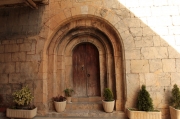Porta d'arc de mig punt amb quatre arquivoltes, de l'església de Sant Esteve  d'Alinyà.