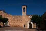 Façana del castell i l'església