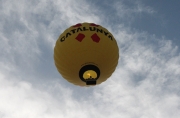 Globus aerostatic sobrevolant el riu Llobregat.